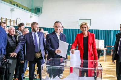 Wybory w Krakowie: długie kolejki do późnej nocy i świętowanie w partyjnych sztabach - zdjęcie 9