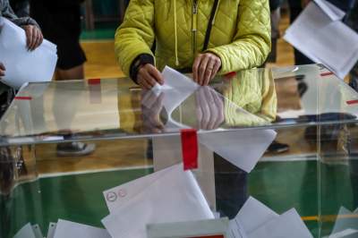 Wybory w Krakowie: długie kolejki do późnej nocy i świętowanie w partyjnych sztabach - zdjęcie 2