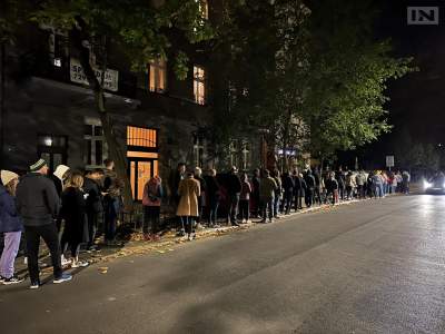 Wybory w Krakowie: długie kolejki do późnej nocy i świętowanie w partyjnych sztabach - zdjęcie 19