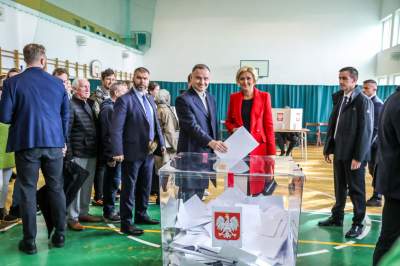 Wybory w Krakowie: długie kolejki do późnej nocy i świętowanie w partyjnych sztabach - zdjęcie 8