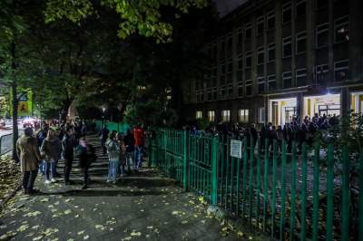 Wybory w Krakowie: długie kolejki do późnej nocy i świętowanie w partyjnych sztabach - zdjęcie 10