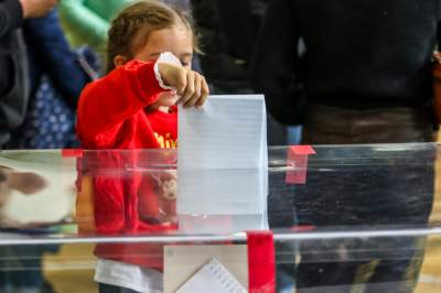 Wybory w Krakowie: długie kolejki do późnej nocy i świętowanie w partyjnych sztabach - zdjęcie 16