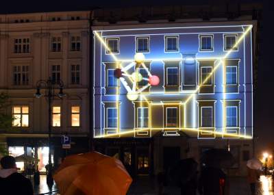 Taka sytuacja wieczorem na Rynku. Z okazji 9-go Maja... - zdjęcie 5