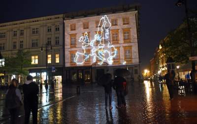 Taka sytuacja wieczorem na Rynku. Z okazji 9-go Maja... - zdjęcie 3