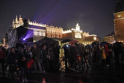 Taka sytuacja wieczorem na Rynku. Z okazji 9-go Maja... - zdjęcie 10