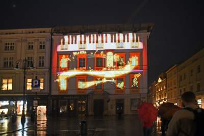 Taka sytuacja wieczorem na Rynku. Z okazji 9-go Maja... - zdjęcie 11