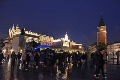 Taka sytuacja wieczorem na Rynku. Z okazji 9-go Maja... - zdjęcie 1