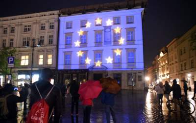 Taka sytuacja wieczorem na Rynku. Z okazji 9-go Maja... - zdjęcie 20
