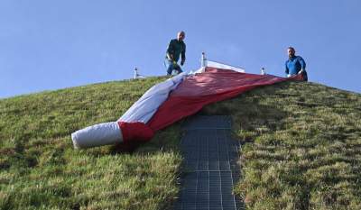 Rozłożyli gigantyczną flagę na Kopcu Kościuszki, świętujemy! - zdjęcie 10