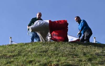Rozłożyli gigantyczną flagę na Kopcu Kościuszki, świętujemy! - zdjęcie 6