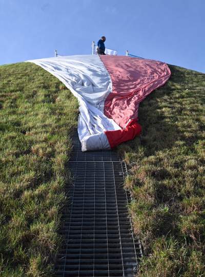 Rozłożyli gigantyczną flagę na Kopcu Kościuszki, świętujemy! - zdjęcie 14