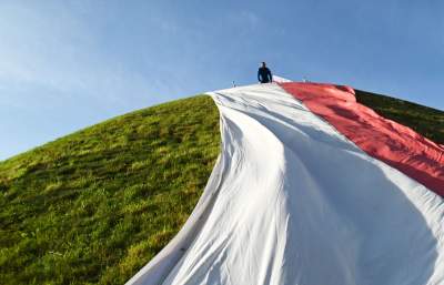 Rozłożyli gigantyczną flagę na Kopcu Kościuszki, świętujemy! - zdjęcie 17