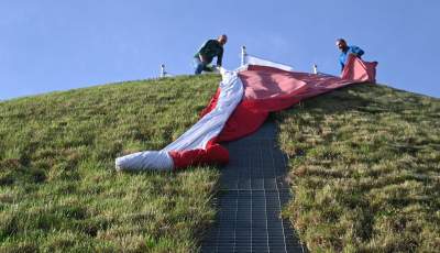 Rozłożyli gigantyczną flagę na Kopcu Kościuszki, świętujemy! - zdjęcie 11