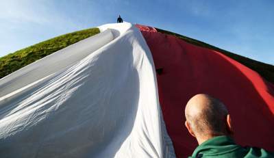 Rozłożyli gigantyczną flagę na Kopcu Kościuszki, świętujemy! - zdjęcie 18