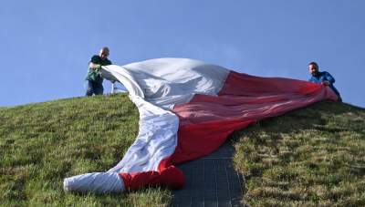 Rozłożyli gigantyczną flagę na Kopcu Kościuszki, świętujemy! - zdjęcie 12