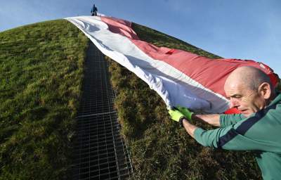 Rozłożyli gigantyczną flagę na Kopcu Kościuszki, świętujemy! - zdjęcie 15