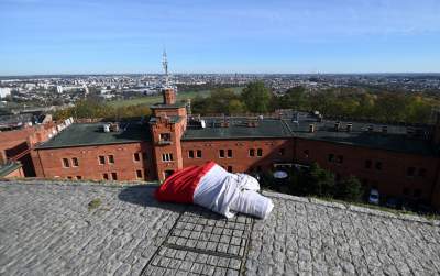 Rozłożyli gigantyczną flagę na Kopcu Kościuszki, świętujemy! - zdjęcie 5