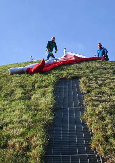 Rozłożyli gigantyczną flagę na Kopcu Kościuszki, świętujemy! - zdjęcie 8