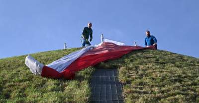 Rozłożyli gigantyczną flagę na Kopcu Kościuszki, świętujemy! - zdjęcie 9