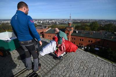 Rozłożyli gigantyczną flagę na Kopcu Kościuszki, świętujemy! - zdjęcie 4