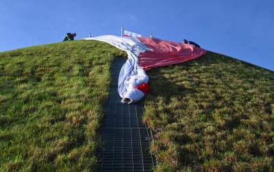 Rozłożyli gigantyczną flagę na Kopcu Kościuszki, świętujemy! - zdjęcie 13