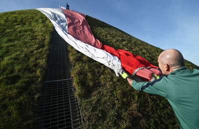 Rozłożyli gigantyczną flagę na Kopcu Kościuszki, świętujemy! - zdjęcie 16