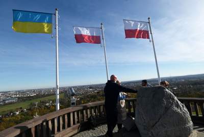 Rozłożyli gigantyczną flagę na Kopcu Kościuszki, świętujemy! - zdjęcie 1