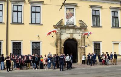 "Lękajcie się": pikieta przed krakowską kurią (maj 2019) - zdjęcie 13