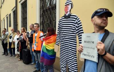 "Lękajcie się": pikieta przed krakowską kurią (maj 2019) - zdjęcie 19