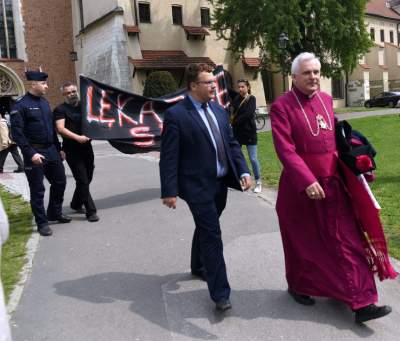"Lękajcie się": pikieta przed krakowską kurią (maj 2019) - zdjęcie 16
