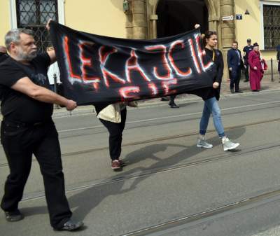"Lękajcie się": pikieta przed krakowską kurią (maj 2019) - zdjęcie 15