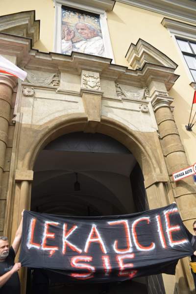 "Lękajcie się": pikieta przed krakowską kurią (maj 2019) - zdjęcie 18