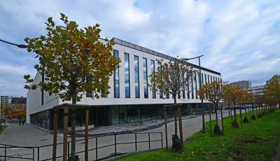 Nowa hala sportowa AGH, a w środku rośnie drzewo - zdjęcie 1