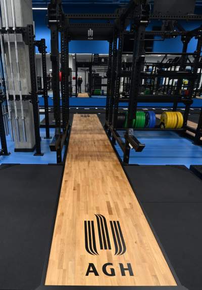 Nowa hala sportowa AGH, a w środku rośnie drzewo - zdjęcie 13