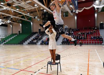 Nowa hala sportowa AGH, a w środku rośnie drzewo - zdjęcie 32