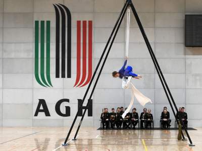 Nowa hala sportowa AGH, a w środku rośnie drzewo - zdjęcie 29