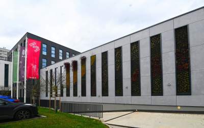 Nowa hala sportowa AGH, a w środku rośnie drzewo - zdjęcie 8