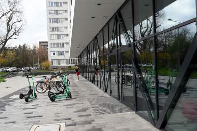 Nowa hala sportowa AGH, a w środku rośnie drzewo - zdjęcie 9