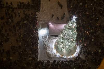 Choinka na krakowskim Rynku już w pełnym blasku - zdjęcie 12