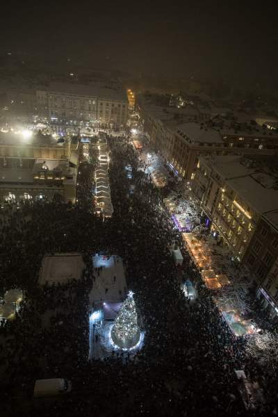Choinka na krakowskim Rynku już w pełnym blasku - zdjęcie 7