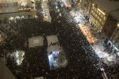 Choinka na krakowskim Rynku już w pełnym blasku - zdjęcie 4