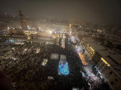 Choinka na krakowskim Rynku już w pełnym blasku - zdjęcie 16