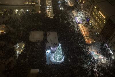Choinka na krakowskim Rynku już w pełnym blasku - zdjęcie 11