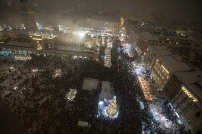 Choinka na krakowskim Rynku już w pełnym blasku - zdjęcie 8