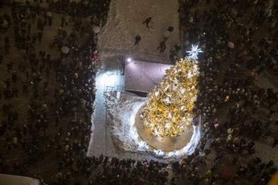 Choinka na krakowskim Rynku już w pełnym blasku - zdjęcie 13
