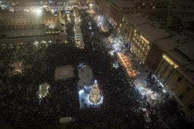 Choinka na krakowskim Rynku już w pełnym blasku - zdjęcie 9