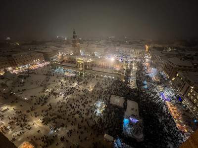 Choinka na krakowskim Rynku już w pełnym blasku - zdjęcie 2