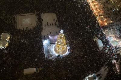 Choinka na krakowskim Rynku już w pełnym blasku - zdjęcie 5