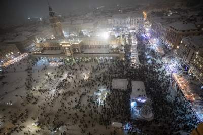 Choinka na krakowskim Rynku już w pełnym blasku - zdjęcie 1