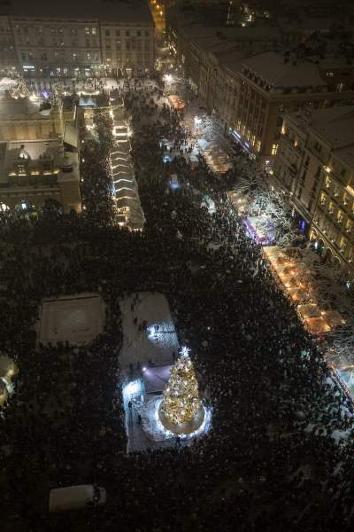 Choinka na krakowskim Rynku już w pełnym blasku - zdjęcie 10